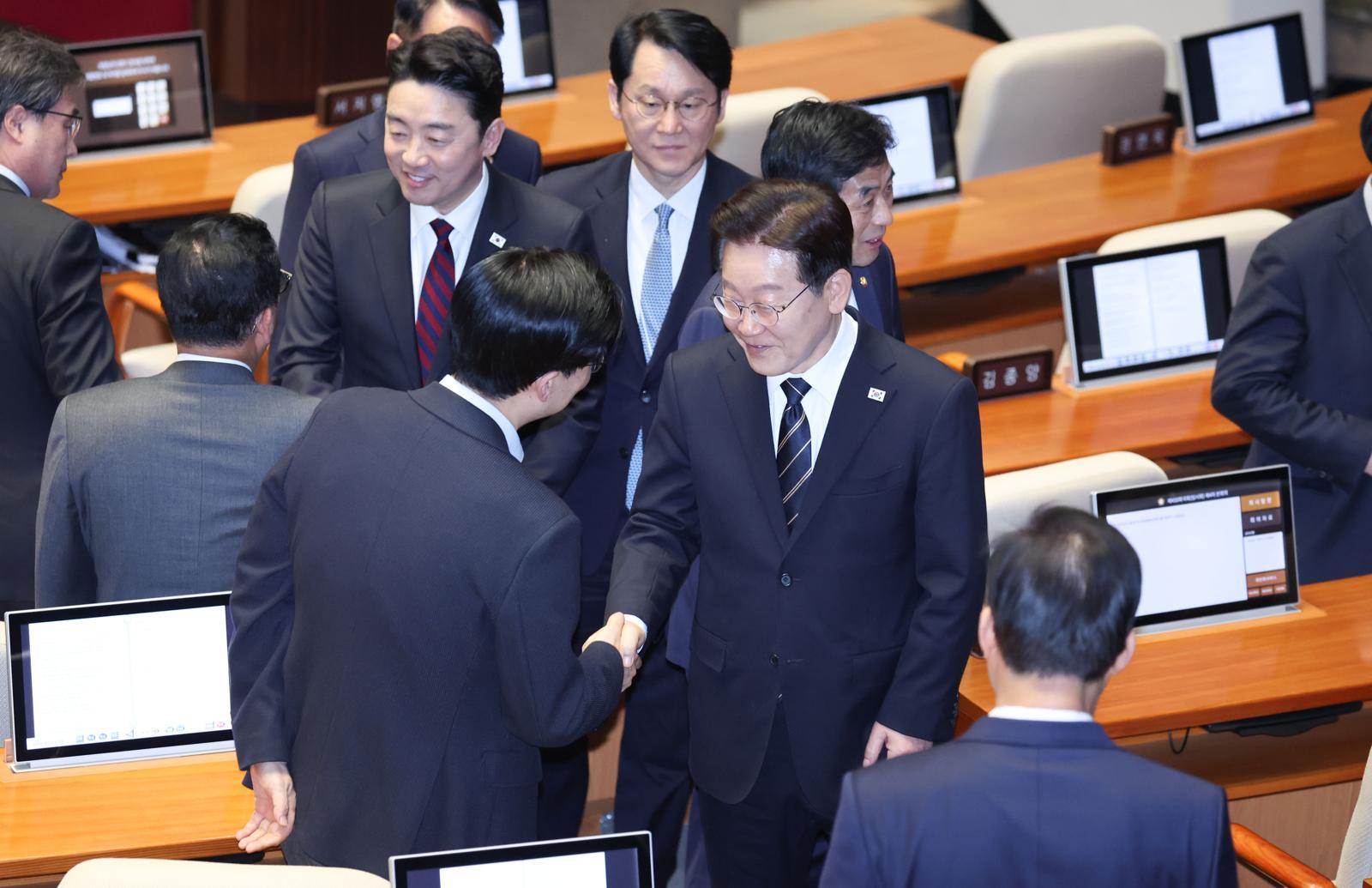 이재명 대통령이 2일 서울 여의도 국회에서 추가경정예산안 시정연설을 마친 뒤 국민의힘 의원들과 인사하고 있다. 뉴시스