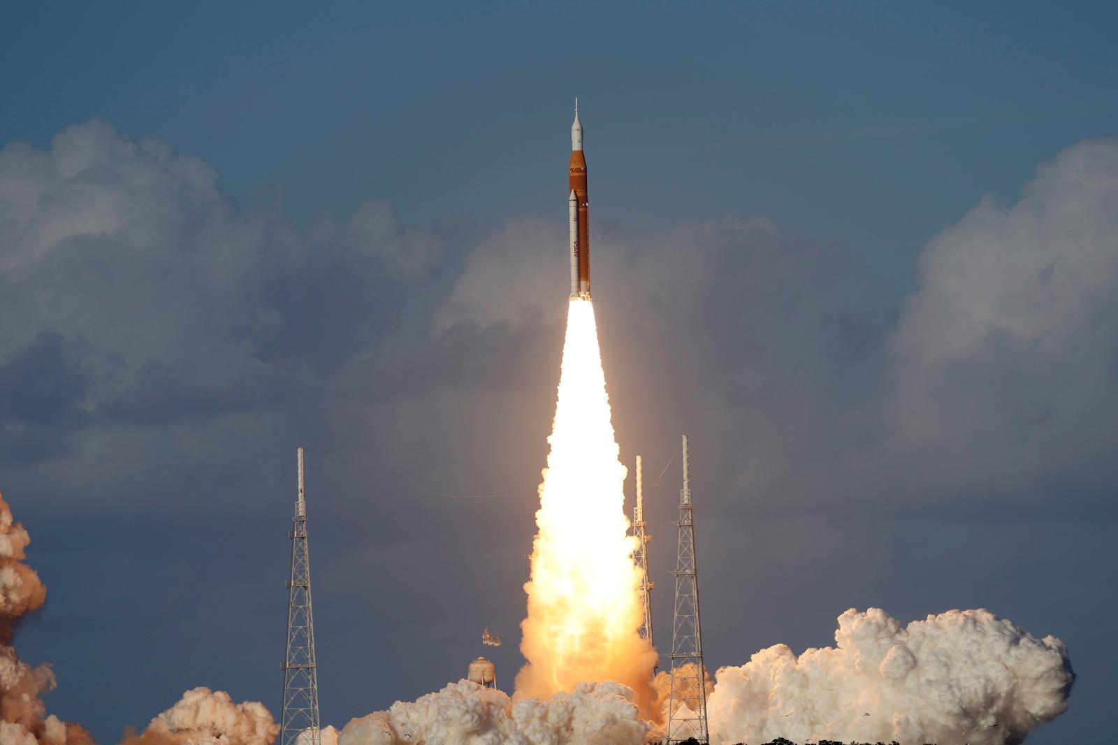 1일(현지 시간) 미 플로리다주 케이프커내버럴 케네디우주센터 39B 발사대에서 미항공우주국(NASA)의 아르테미스 2호 달 탐사 로켓이 발사되고 있다. NASA는 아르테미스 2호가 우주비행사 4명이 탑승한 우주선 ‘오리온’을 탑재하고 성공적으로 발사됐다고 밝혔다. 2026.04.02.[케이프커내버럴=AP/뉴시스]