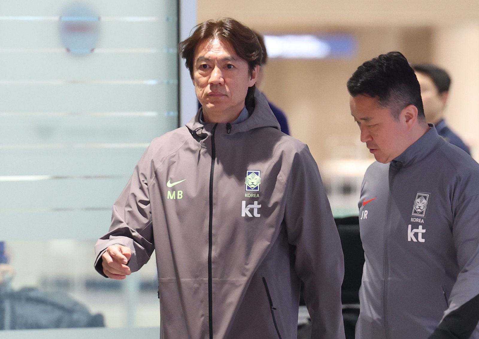 2026 북중미 월드컵 소집 전 마지막 평가전을 마치고 돌아온 축구대표팀 홍명보 감독이 2일 인천국제공항 제2터미널을 통해 귀국하고 있다. 유럽 원정 A매치 코트디부아르와 오스트리아전에서 두 경기 연속 영패를 기록한 축구대표팀은 골 결정력은 물론 수비 조직력마저 총체적 난국 상황에 빠지면서 월드컵 본선 경쟁력에 빨간불이 켜졌다. 뉴스1