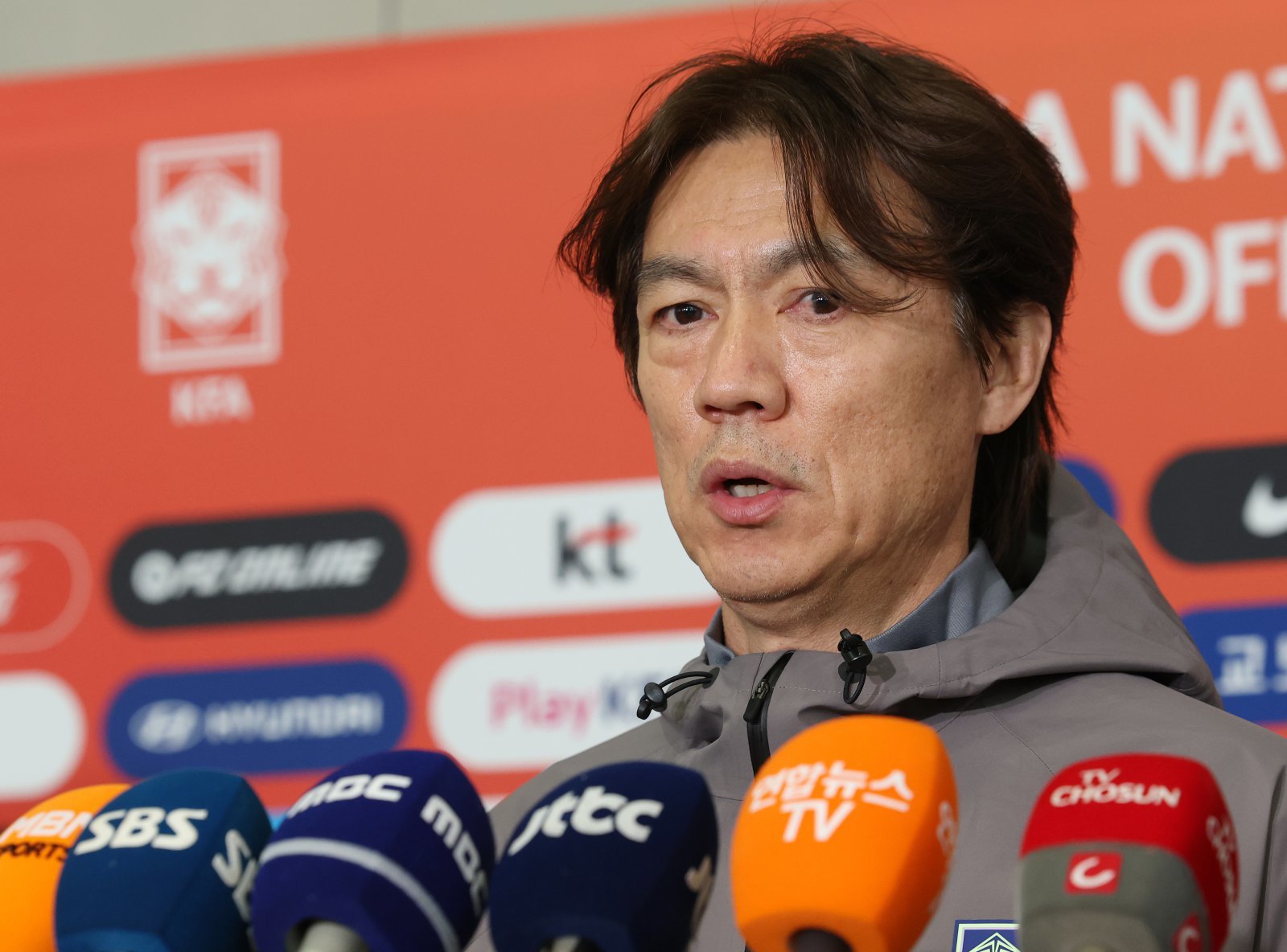 2026 북중미 월드컵 소집 전 마지막 평가전을 마치고 돌아온 축구대표팀 홍명보 감독이 2일 인천국제공항 제2터미널을 통해 귀국해 취재진의 질문에 답하고 있다. 유럽 원정 A매치 코트디부아르와 오스트리아전에서 두 경기 연속 영패를 기록한 축구대표팀은 골 결정력은 물론 수비 조직력마저 총체적 난국 상황에 빠지면서 월드컵 본선 경쟁력에 빨간불이 켜졌다. 뉴스1