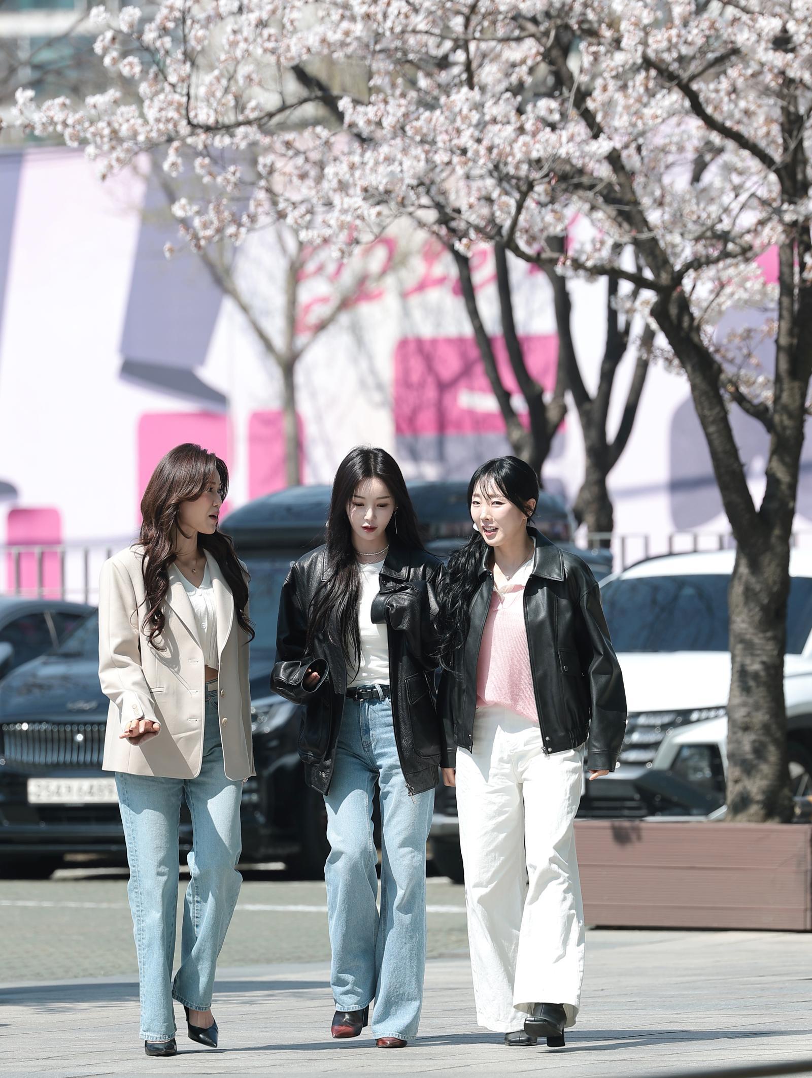 씨야의 김연지(왼쪽부터)와 남규리, 이보람이 SBS 파워FM ‘두시탈출 컬투쇼’ 생방송을 위해 2일 오후 서울 양천구 목동SBS로 들어서고 있다. 뉴스1