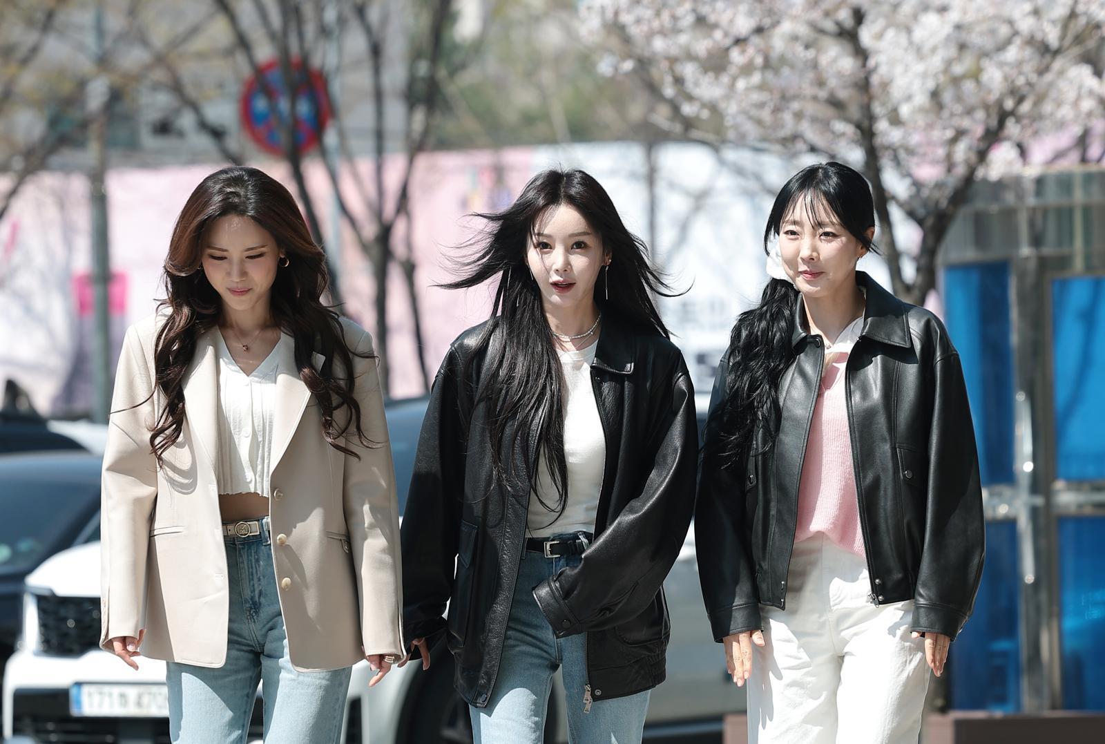 씨야의 김연지(왼쪽부터)와 남규리, 이보람이 SBS 파워FM ‘두시탈출 컬투쇼’ 생방송을 위해 2일 오후 서울 양천구 목동SBS로 들어서고 있다. 뉴스1