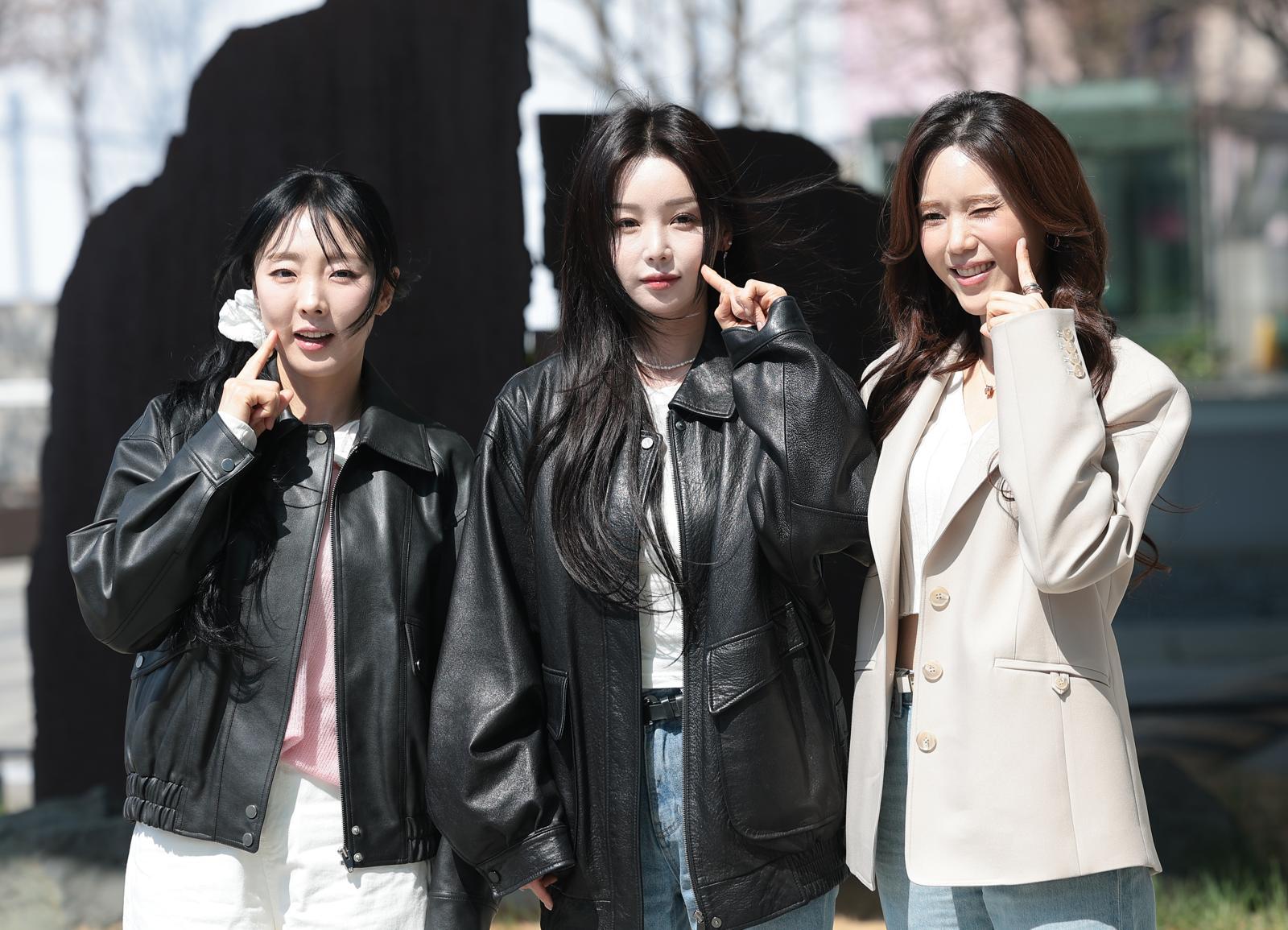 씨야의 이보람(왼쪽부터)과 남규리, 김연지가 2일 오후 서울 양천구 SBS에 도착해 SBS 파워FM ‘두시탈출 컬투쇼’ 생방송에 앞서 포즈를 취하고 있다. 뉴스1