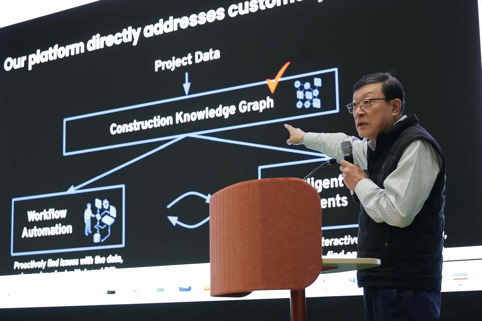 허태수 GS그룹 회장이 2일 서울 강남구 GS타워에서 그룹 사장단 및 현장 실무자 100여 명이 참석한 가운데 그룹에서 투자한 스타트업의 기술력에 대해 설명하고 있다 . GS그룹 제공.