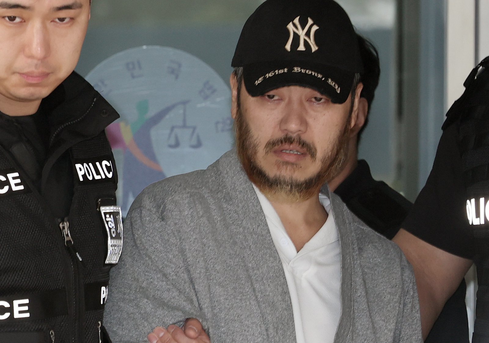 ‘마약왕’ 박왕열(47)이 3월 27일 경기 의정부시 의정부지방법원에서 열린 구속 전 피의자심문(영장실질심사)을 마친 후 법정을 나서고 있다.  2026.3.27 뉴스1