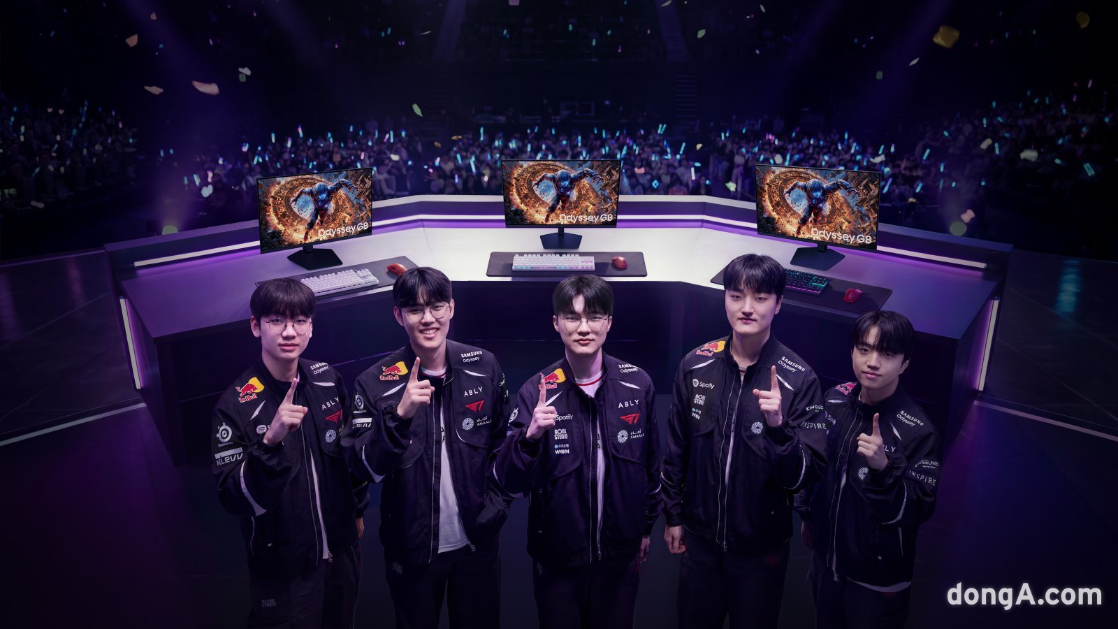 T1 선수들이 7년 연속 글로벌 1위를 차지한 삼성전자 게이밍 모니터를 소개하고 있다. 삼성전자 제공