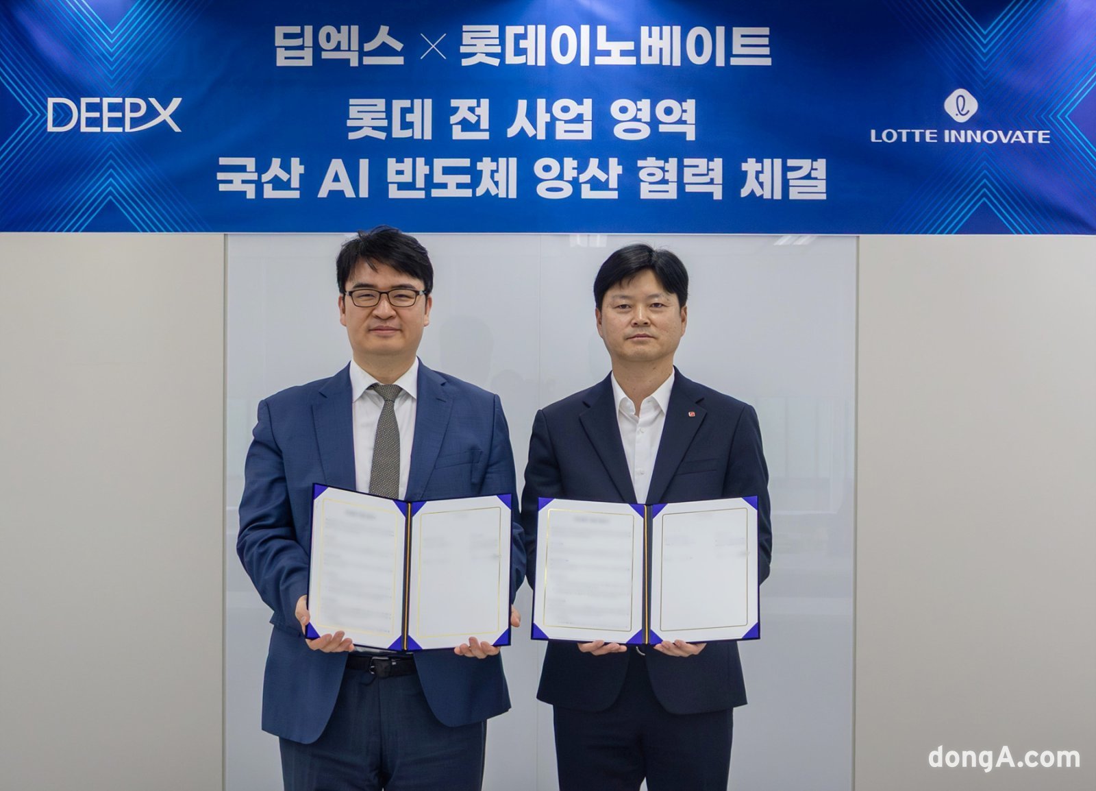 (오른쪽)김영갑 롯데이노베이트 AX사업본부장, 김녹원 딥엑스 대표이사. 롯데이노베이트 제공