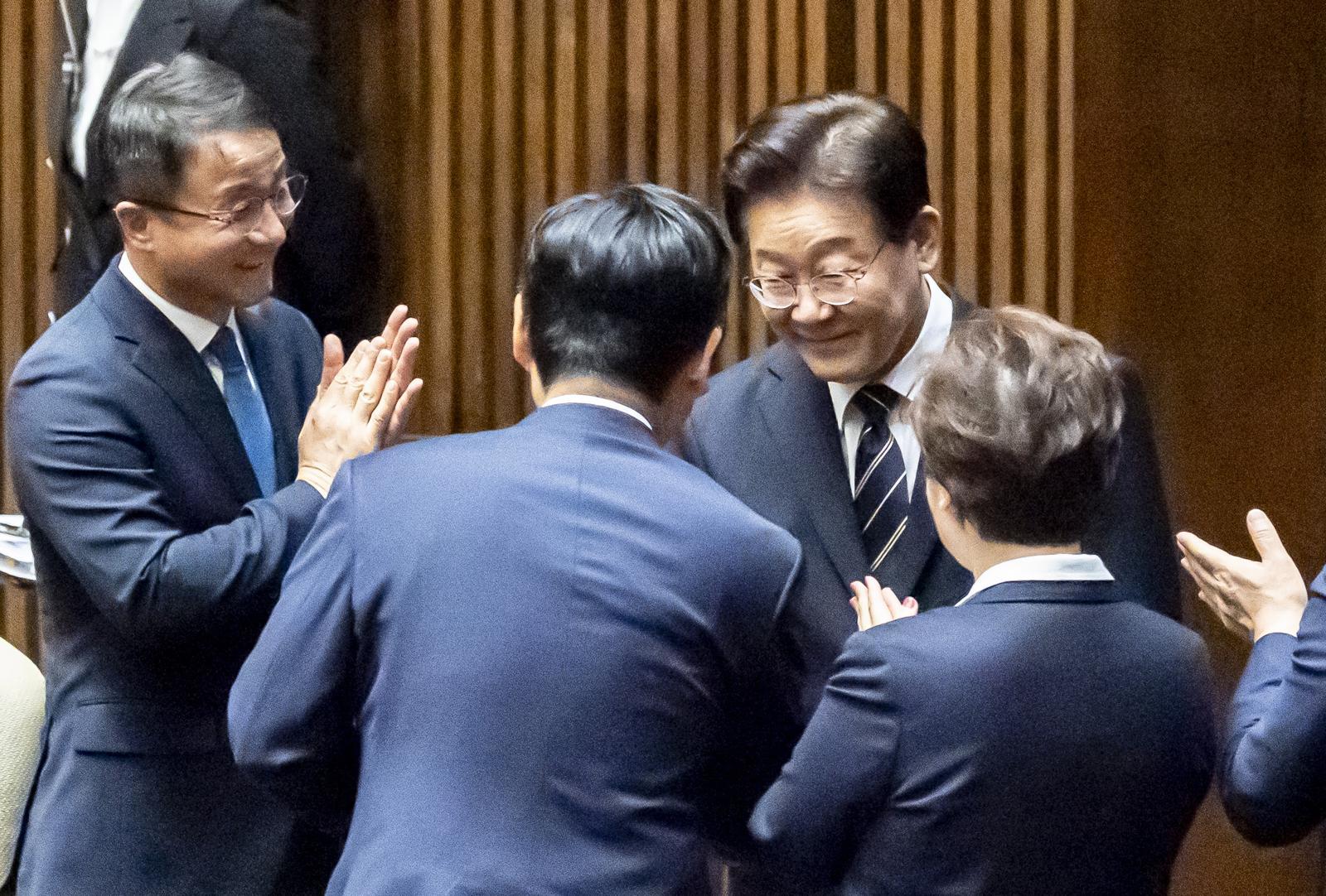 李대통령 등장에 與의원들 도열…장동혁 사전환담서 꺼낸 농담은