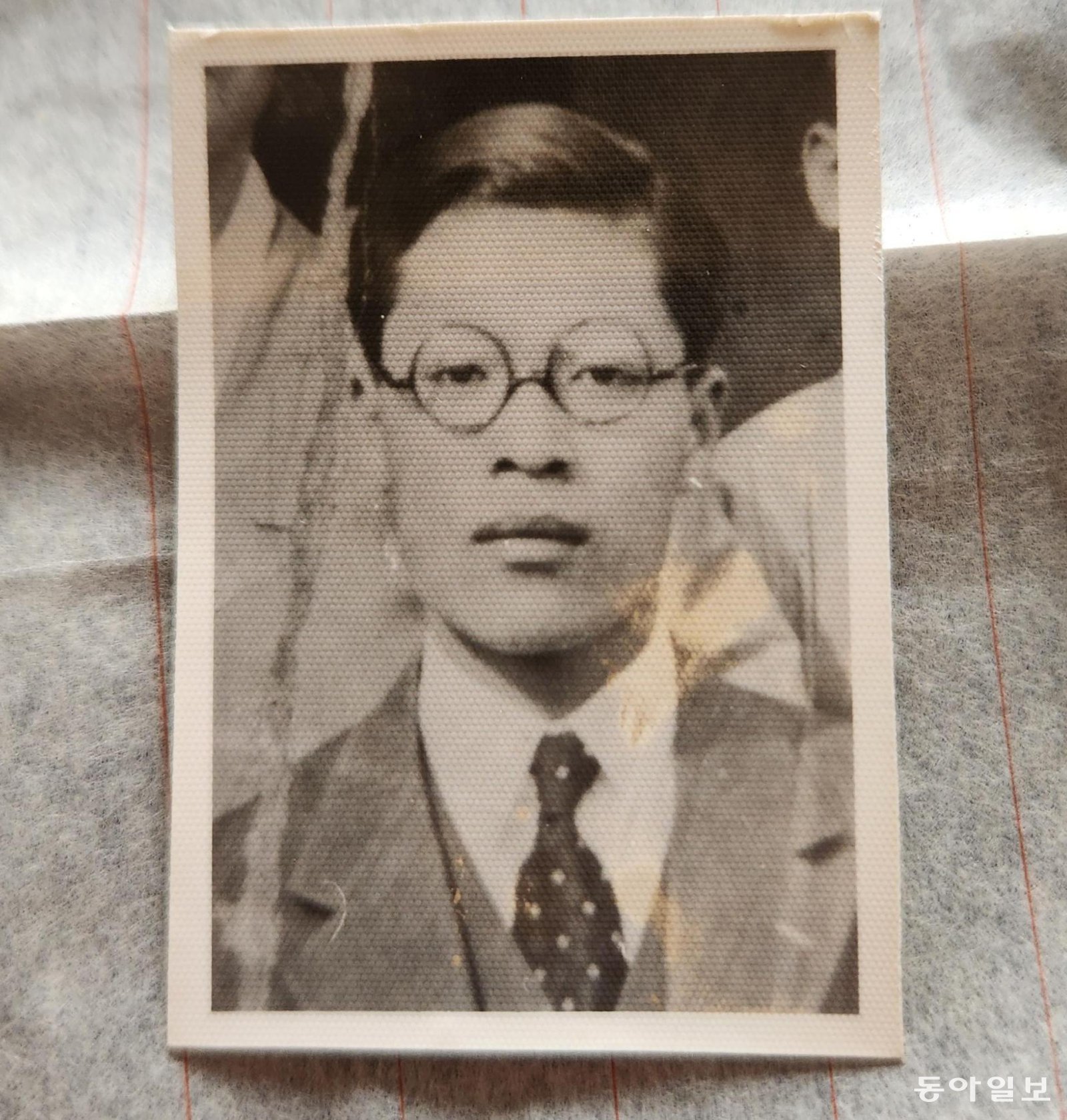 일본과 조선을 오가던 연락선인 곤론마루에 탑승했다가 돌아오지 못한 김종주 씨의 딸 김영자 씨(86)가 진실화해를위한과거사정리위원회로부터 받은 각하결정서를 보여주고 있다. 사진은 김종주 씨의 증명사진. 김화영 기자 run@donga.com