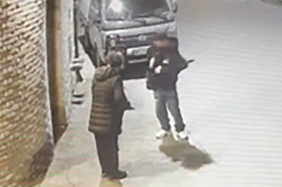 피해자에게 접근하는 보이스피싱 수거책. 강원경찰청 제공
