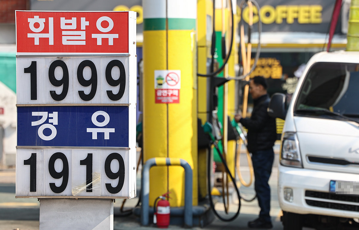미국·이란 전쟁 여파로 중동전쟁 영향으로 국제유가가 급등하면서 3월 석유류 제품의 물가가 10%가까이 상승한 것으로 나타났다. 국가데이터처가 2일 발표한 ‘2026년 3월 소비자물가동향’을 보면 경유가 17.0% 올라 2022년 12월(21.9%) 이후 3년 3개월 만에 최대 상승폭을 기록했고, 휘발유는 8.0% 상승해 지난해 1월(9.2%) 이후 1년 2개월 만에 가장 높은 오름폭을 나타냈다. 사진은 이날 서울 시내 주유소의 모습. 2026.4.2/뉴스1
