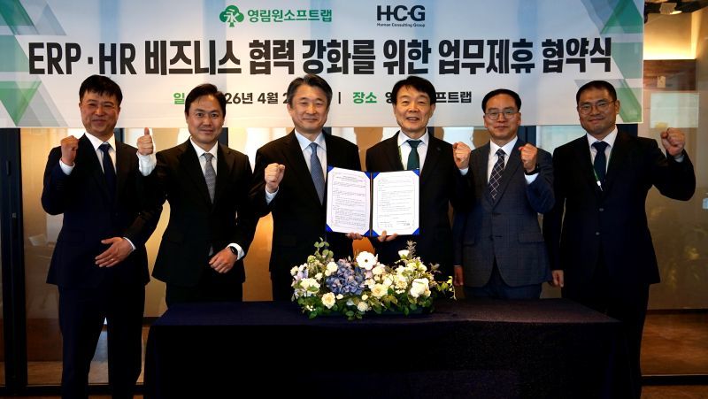 박재현 휴먼컨설팅그룹 대표(왼쪽)와 권영범 영림원소프트랩 대표(오른쪽)가 MOU 체결 후기념촬영을 하고 있다. 영림원소프트랩 제공