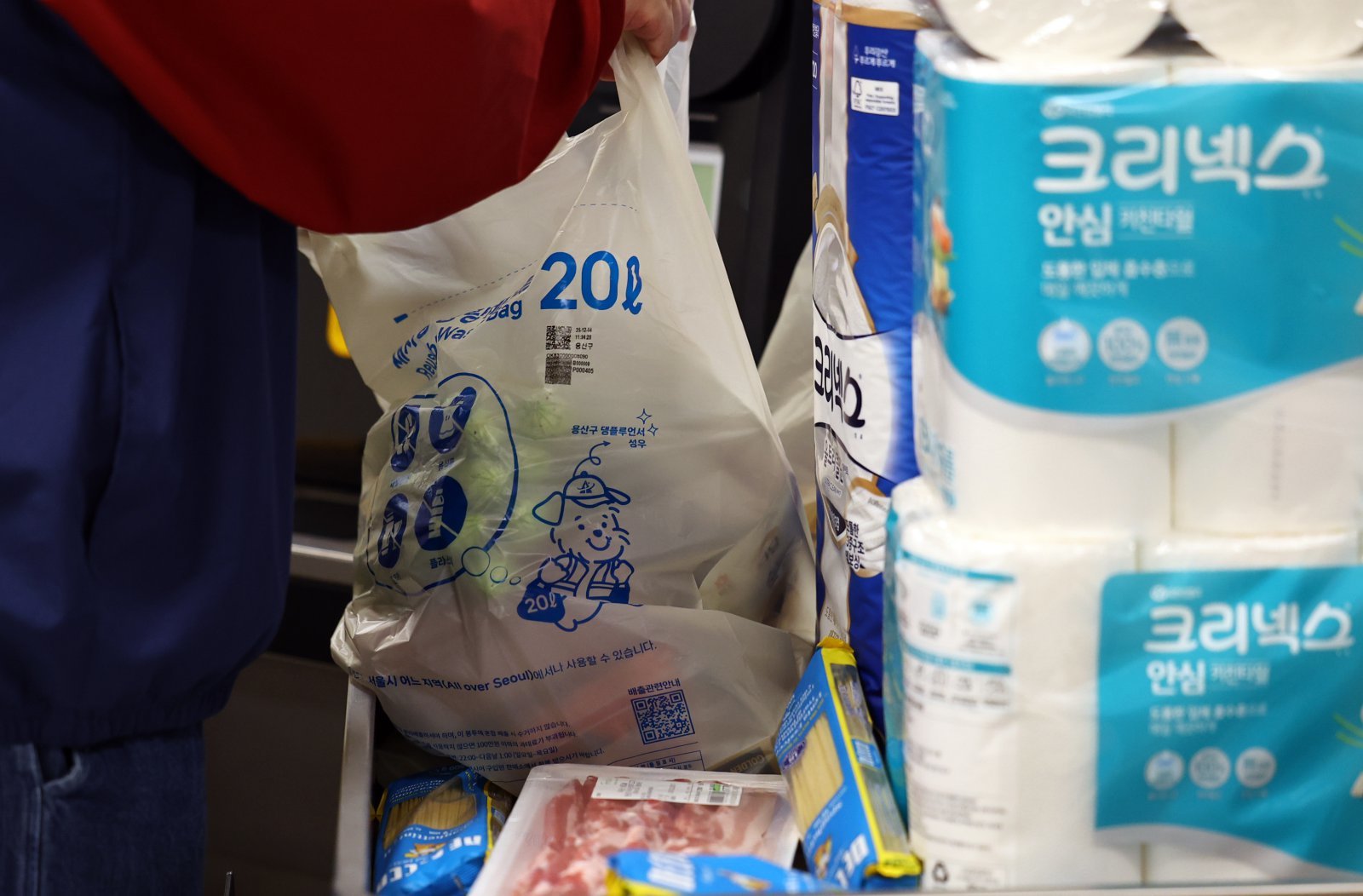 韓은 ‘쓰봉 대란’, 日은 ‘화장지 대란’…중동 전쟁에 ‘사재기’ 확산