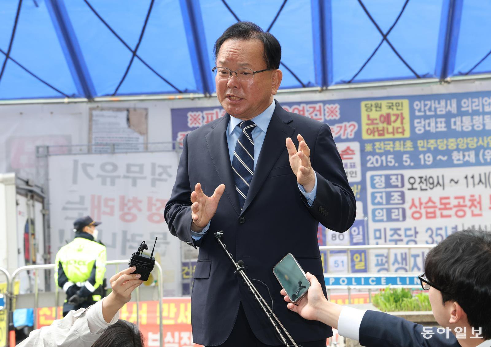 김부겸 전 총리가 3일 오전 서울 여의도 더불어민주당 당사에서 열린 공천심사 면접 전 기자들과 만나 박근혜 전 대통령에 대한 예방 의사를 밝히고 있다. 2026.04.03 이훈구 기자 ufo@donga.com