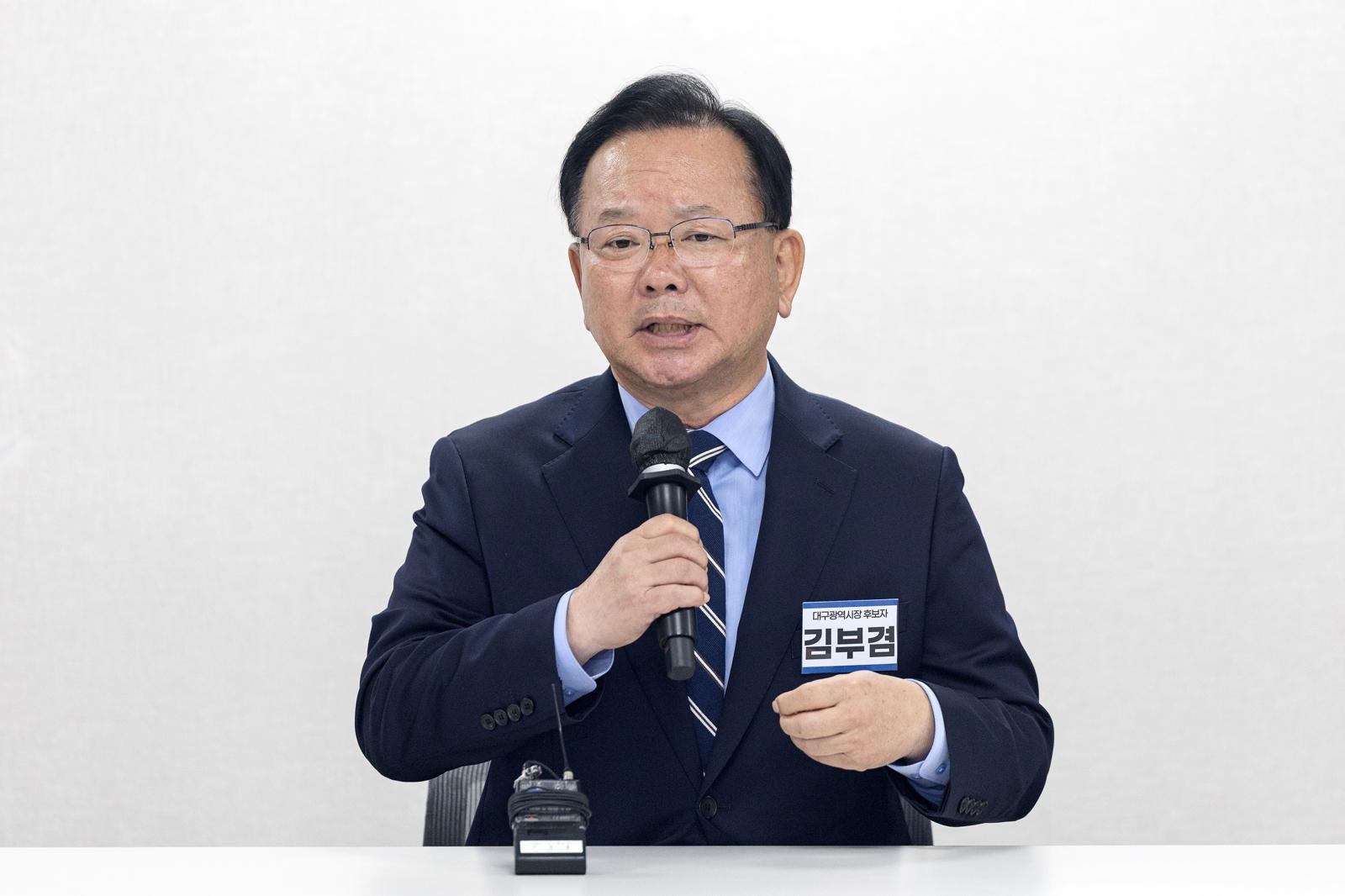 대구시장 출마를 선언한 김부겸 전 국무총리가 3일 오전 서울 여의도 더불어민주당 중앙당사에서 후보자 면접을 보고 있다. 뉴스1