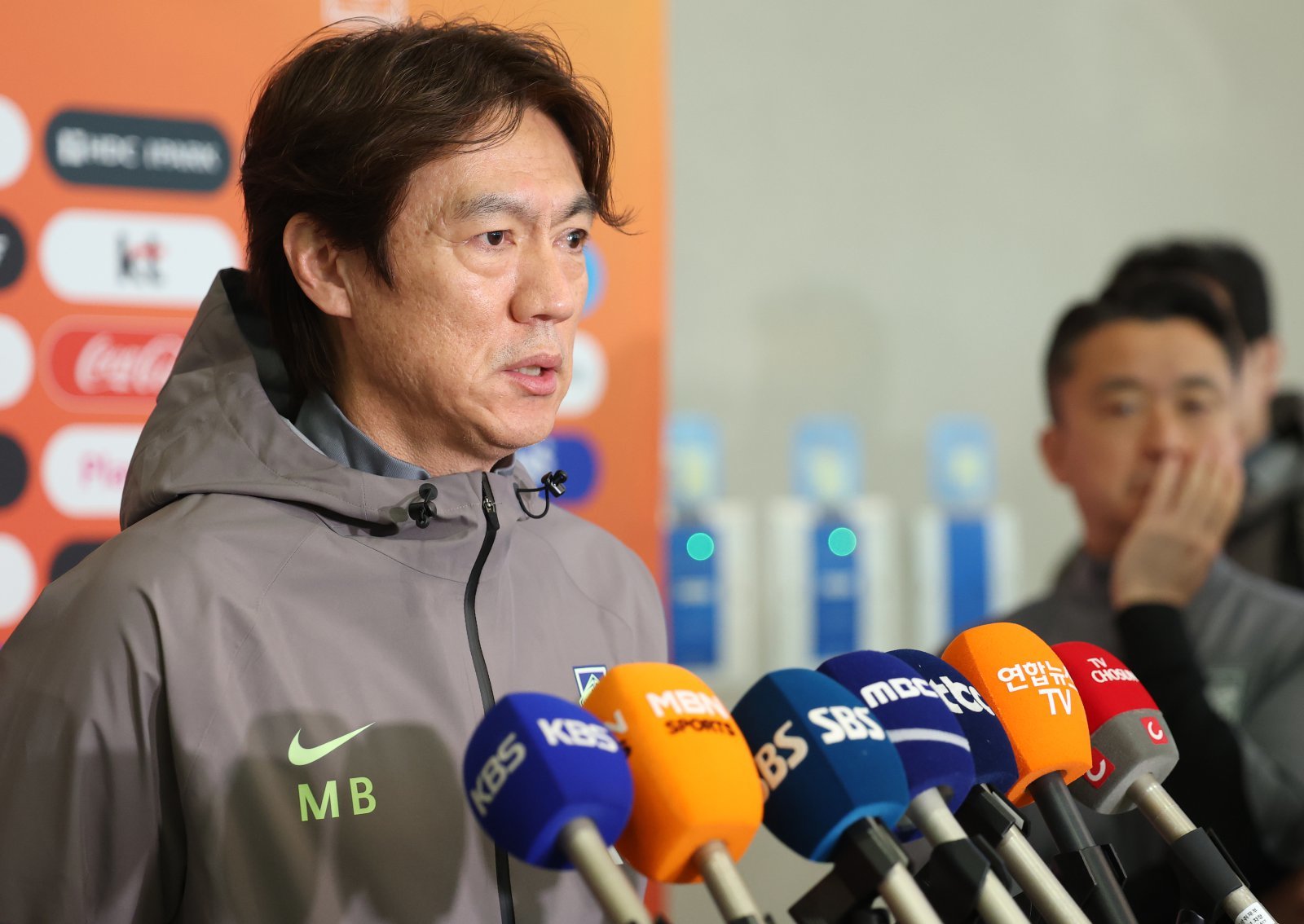 2026 북중미 월드컵 소집 전 마지막 평가전을 마치고 돌아온 축구대표팀 홍명보 감독이 2일 인천국제공항 제2터미널을 통해 귀국해 취재진의 질문에 답하고 있다. 뉴스1