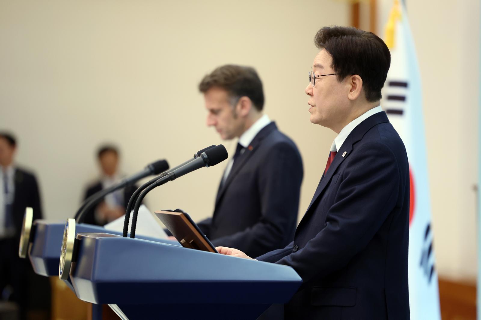 이재명 대통령과 에마뉘엘 마크롱 프랑스 대통령이 3일 청와대에서 공동언론발표를 하고 있다. 2026.4.3  뉴스1