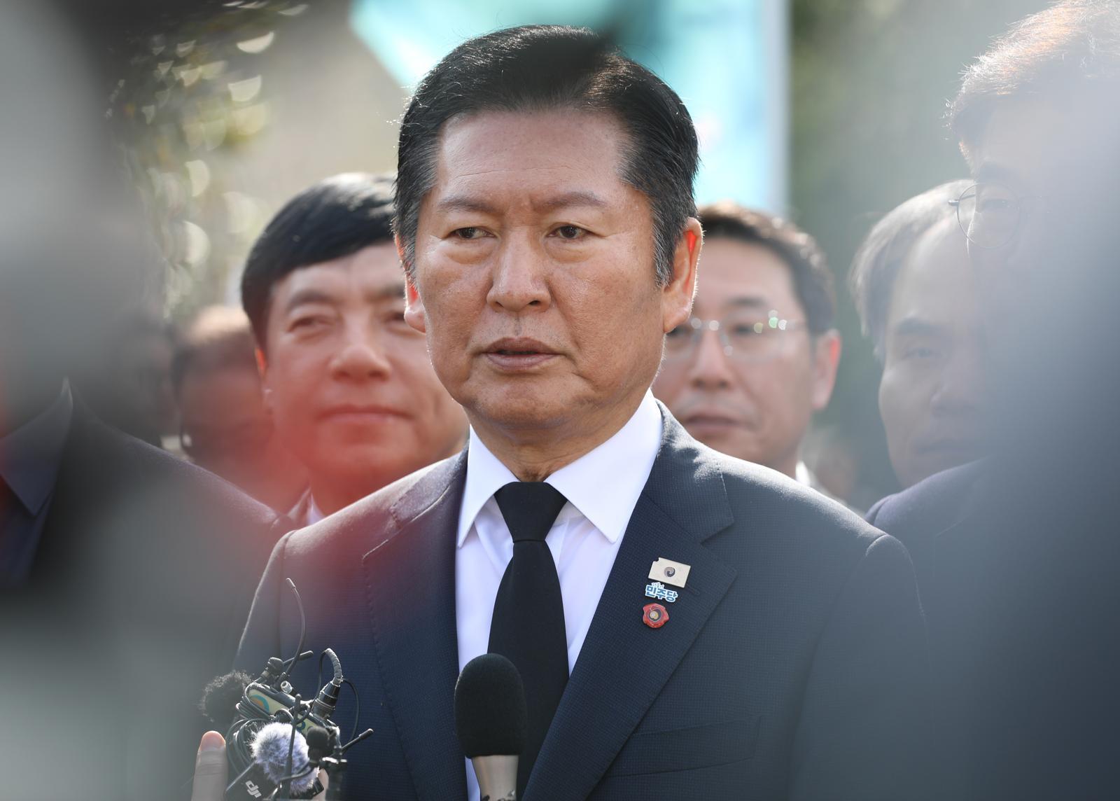 정청래 더불어민주당 대표가 3일 오전 제주4·3평화공원에서 열린 제78주년 4·3 희생자 추념식 입장 전 취재진의 질문에 답변하고 있다. 2026.4.3/뉴스1