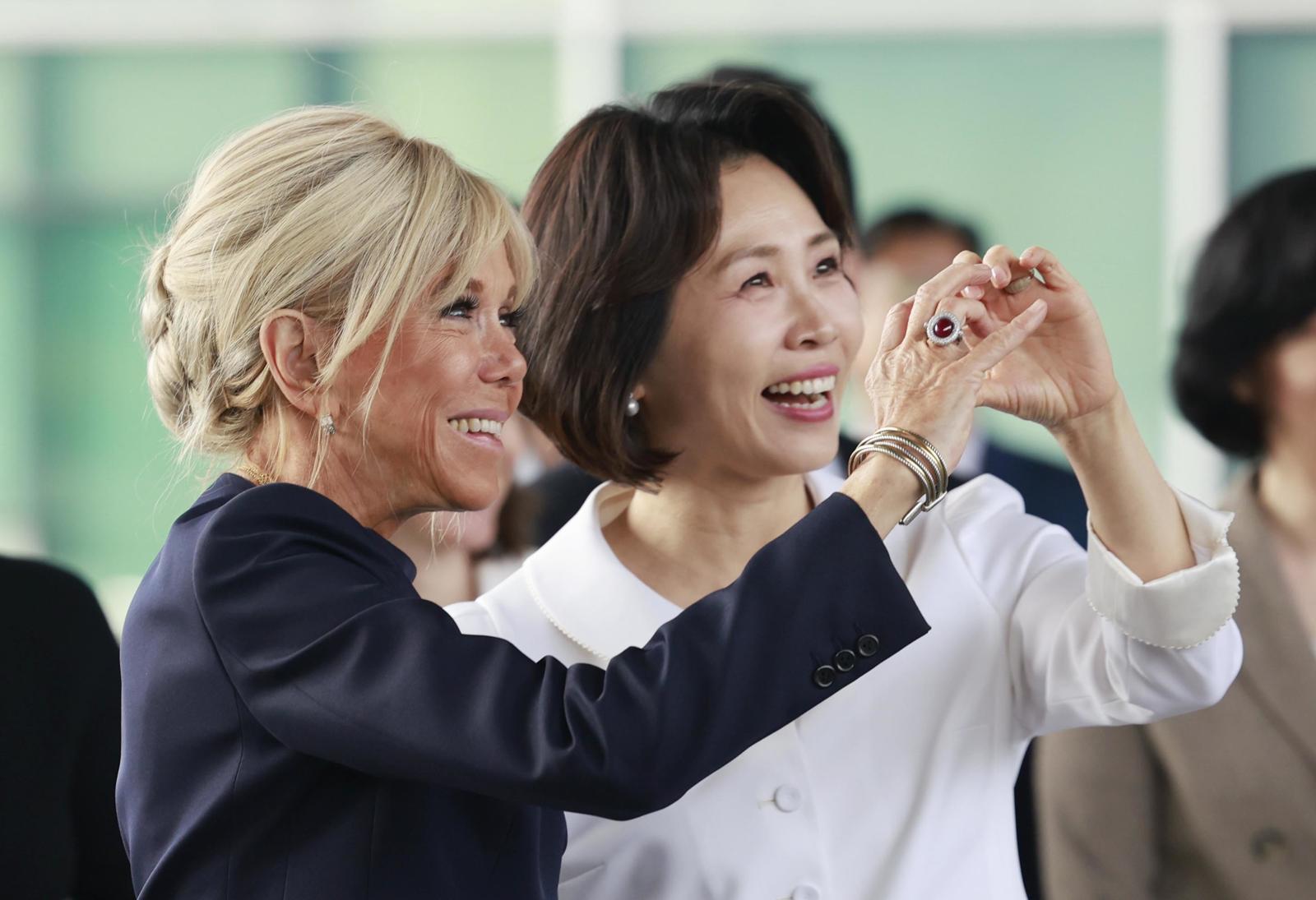 김혜경 여사와 에마뉘엘 마크롱 프랑스 대통령 부인 브리지트 마크롱 여사 3일 국립중앙박물관에서 열린 친교일정에서 관람객들에게 인사하고 있다. (청와대통신사진기자단) 2026.4.3 ⓒ 뉴스1