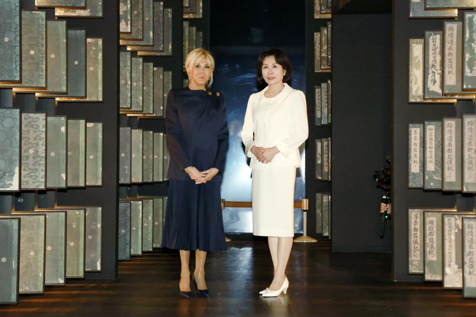 김혜경 여사와 에마뉘엘 마크롱 프랑스 대통령 부인 브리지트 마크롱 여사가 3일 국립중앙박물관에서 열린 친교일정 중 의궤실에서 기념촬영을 하고 있다. 청와대통신사진기자단