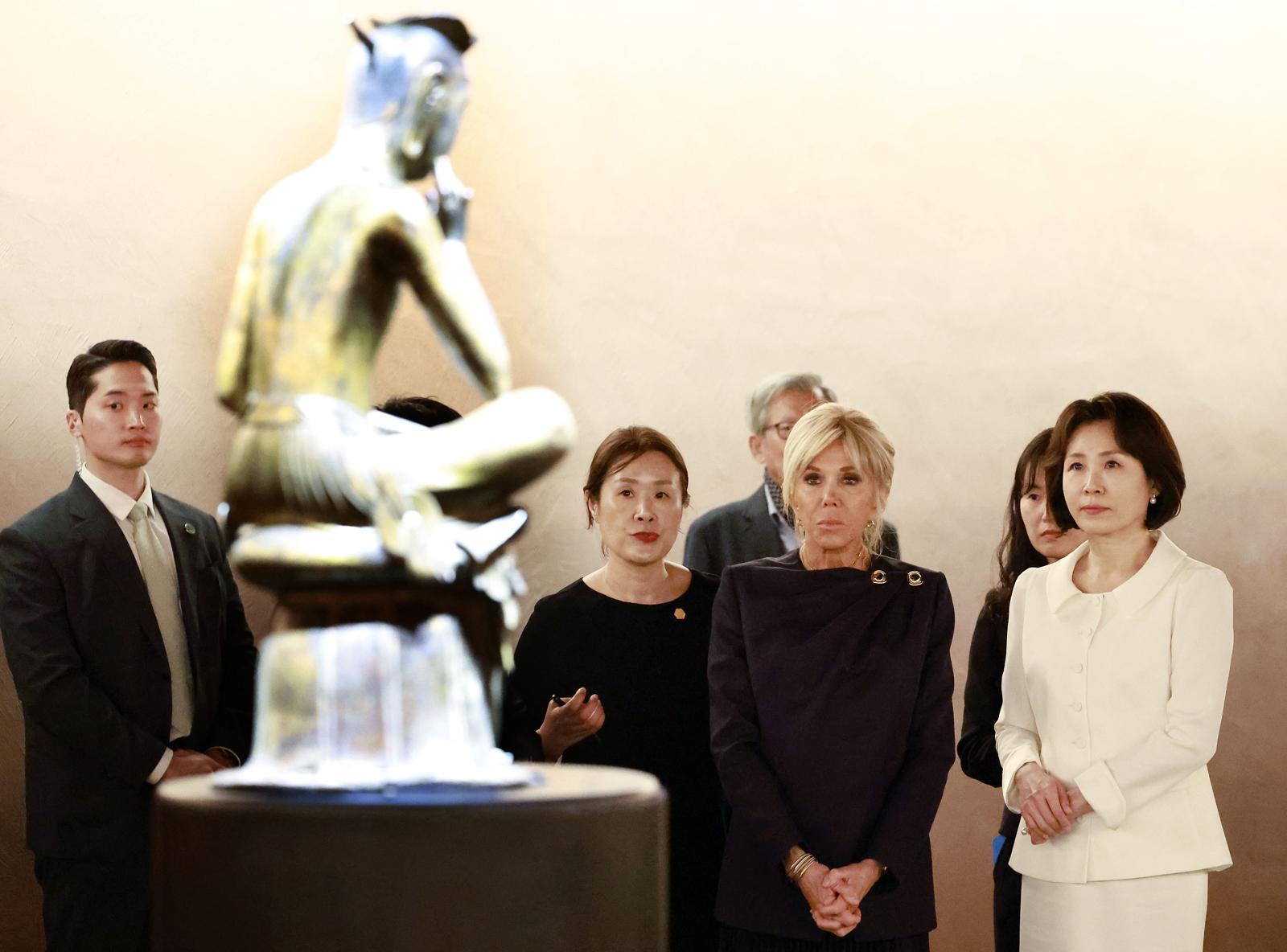 김혜경 여사와 에마뉘엘 마크롱 프랑스 대통령 부인 브리지트 마크롱 여사가 3일 친교 일정으로 서울 용산구 국립중앙박물관을 방문해 사유의 방 관람을 하고 있다. 청와대통신사진기자단