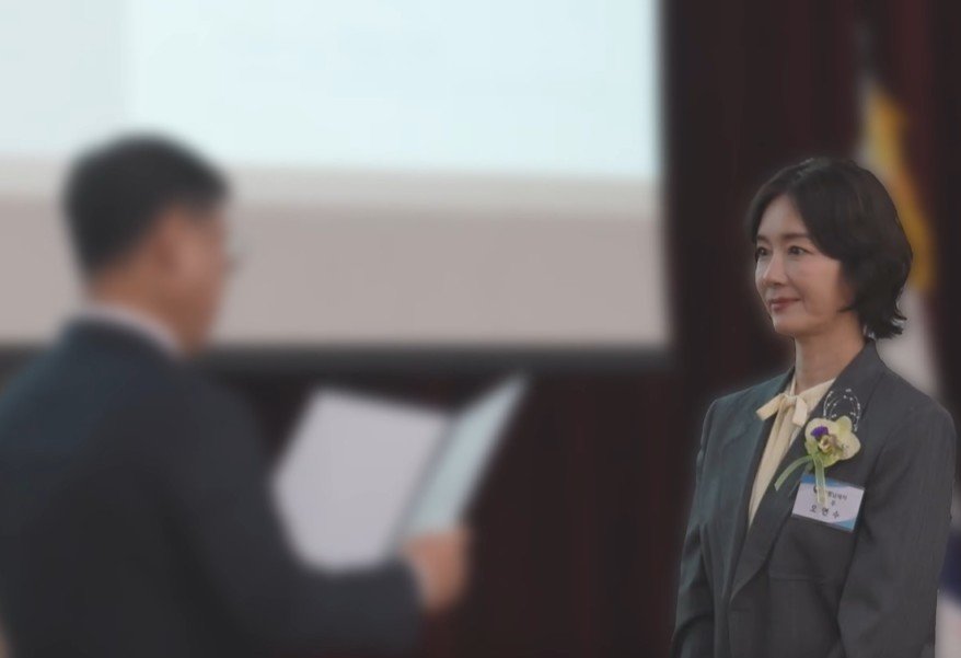 배우 오연수가 지난달 3일 ‘제60회 납세자의 날’ 기념식에서 모범납세자로 선정돼 지방국세청장 표창을 받았다. 유튜브 채널 ‘오연수 Yun Soo Oh’ 영상 캡처