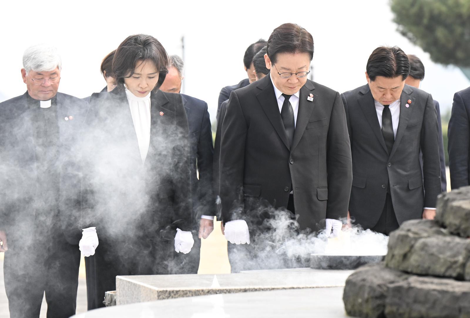 이재명 대통령 제주 4·3사건 위로 모습