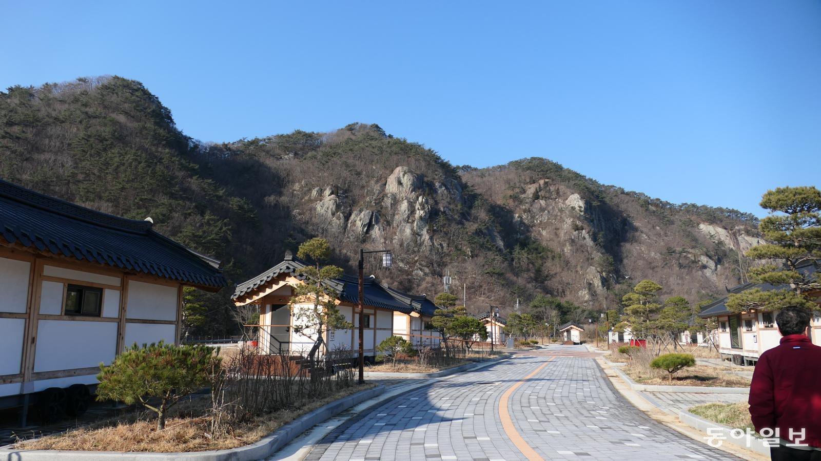 곧 개장하는 직소천자동차야영장. 캠핑 트레일러가 한옥 모양이다.