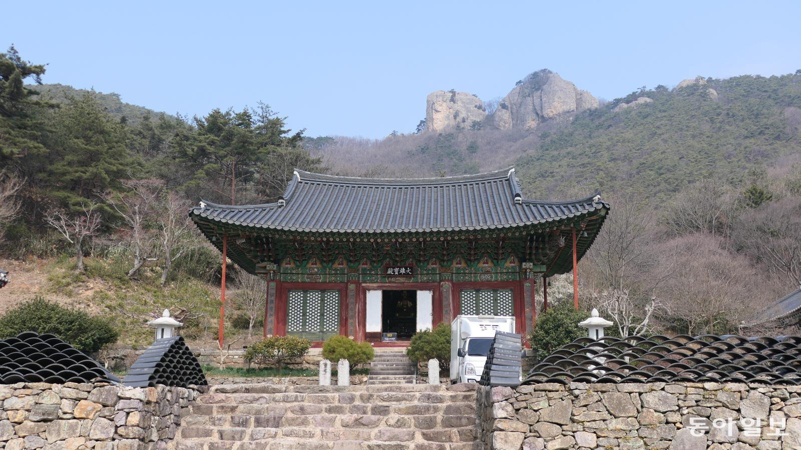 내변산 개암사 대웅보전. 그 뒤로 거대한 바윗덩어리가 울금바위(우금암)다.