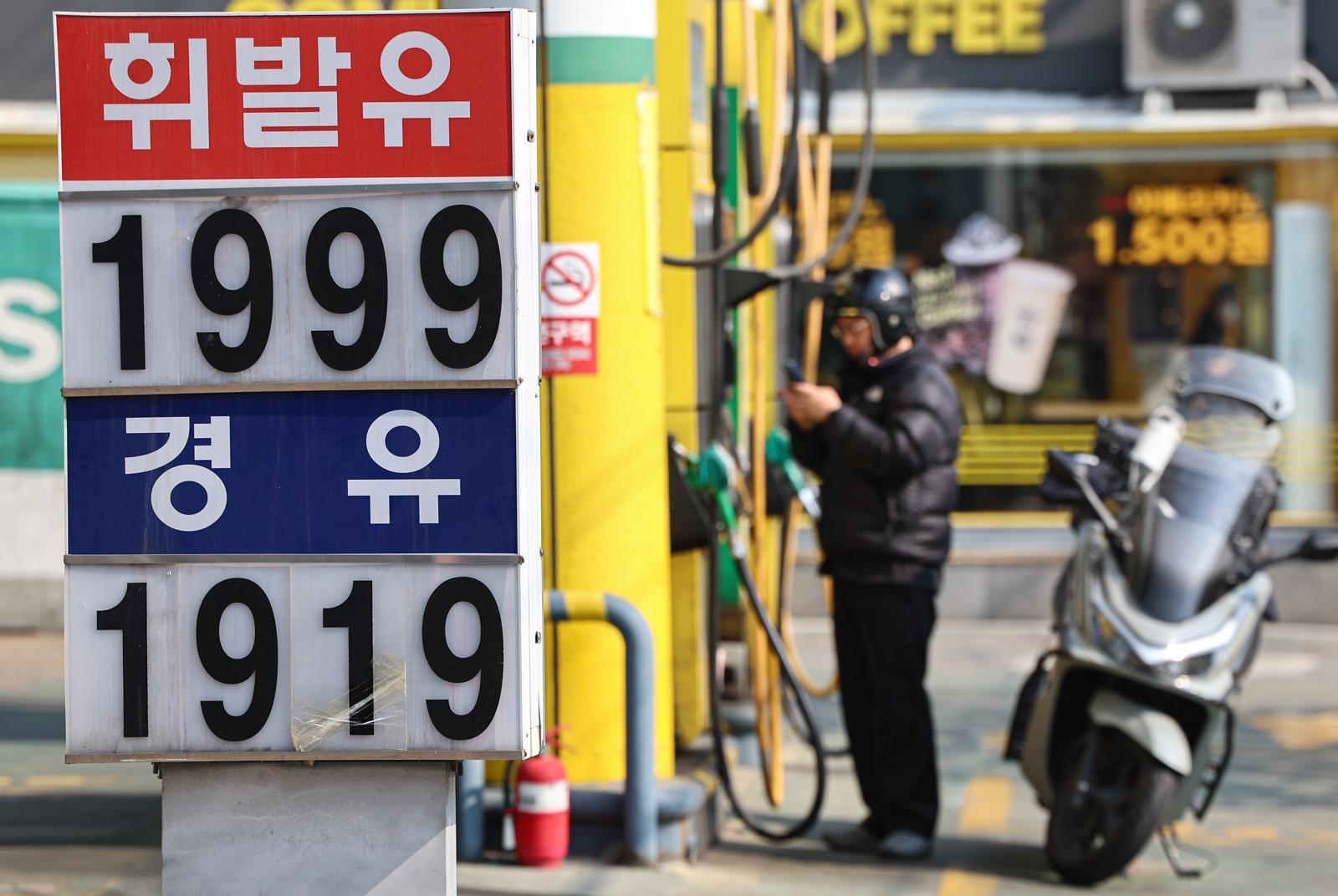 미국·이란 전쟁 여파로 중동전쟁 영향으로 국제유가가 급등하면서 3월 석유류 제품의 물가가 10%가까이 상승한 것으로 나타났다. 국가데이터처가 2일 발표한 ‘2026년 3월 소비자물가동향’을 보면 경유가 17.0% 올라 2022년 12월(21.9%) 이후 3년 3개월 만에 최대 상승폭을 기록했고, 휘발유는 8.0% 상승해 지난해 1월(9.2%) 이후 1년 2개월 만에 가장 높은 오름폭을 나타냈다. 사진은 이날 서울 시내 주유소의 모습. 2026.4.2 뉴스1