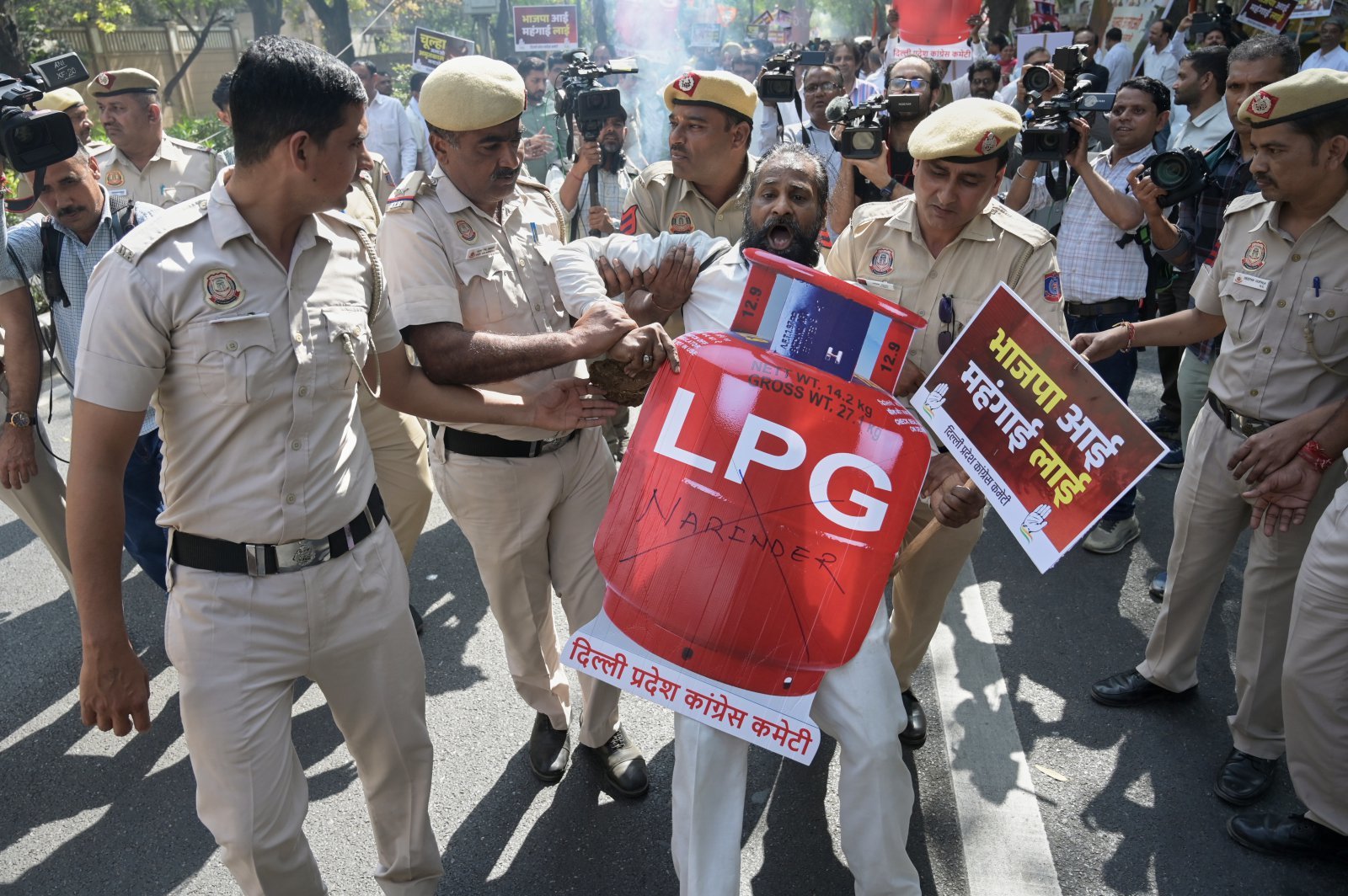 지난 13일 인도 뉴델리에서 액화석유가스(LPG) 부족에 항의하는 시위 도중 LPG 가스통 모형을 든 야당 당원을 경찰이 끌어내고 있는 모습. 2026.04.03 뉴델리=AP 뉴시스