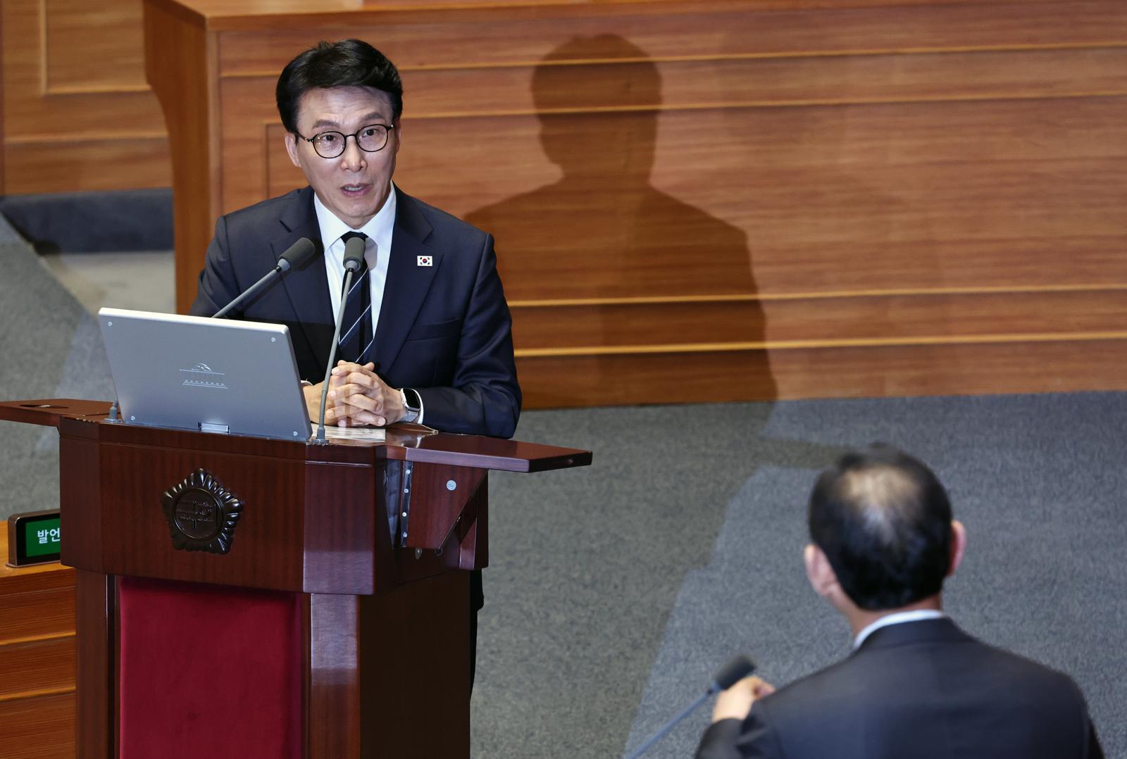 김민석 국무총리가 3일 오후 서울 여의도 국회 본회의장에서 열린 제434회국회(임시회) 제1차 본회의에서 주호영 국민의힘 의원의 정치·외교·통일·안보에 관한 질문에 답변하고 있다. 2026.04.03. 뉴시스