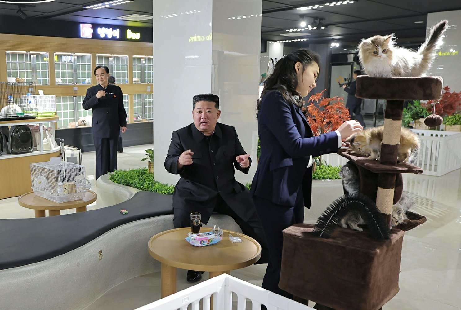 김정은 국무위원장이 훈시할 때 주애가 고양이를 만지는 모습. 평양 노동신문=뉴스1