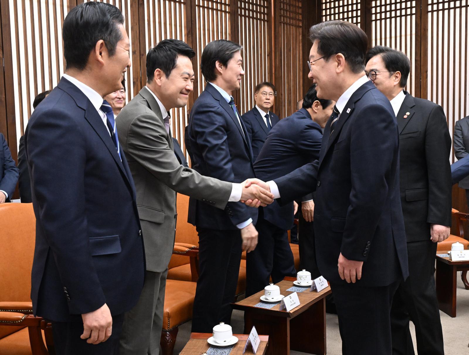 이재명 대통령이 2일 서울 여의도 국회에서 26조2000억 원 규모의 2026년도 1차 추가경정예산안에 대한 시정연설을 하기 앞서 열린 사전환담에서 장동혁 국민의힘 대표와 악수하고 있다. 뉴스1