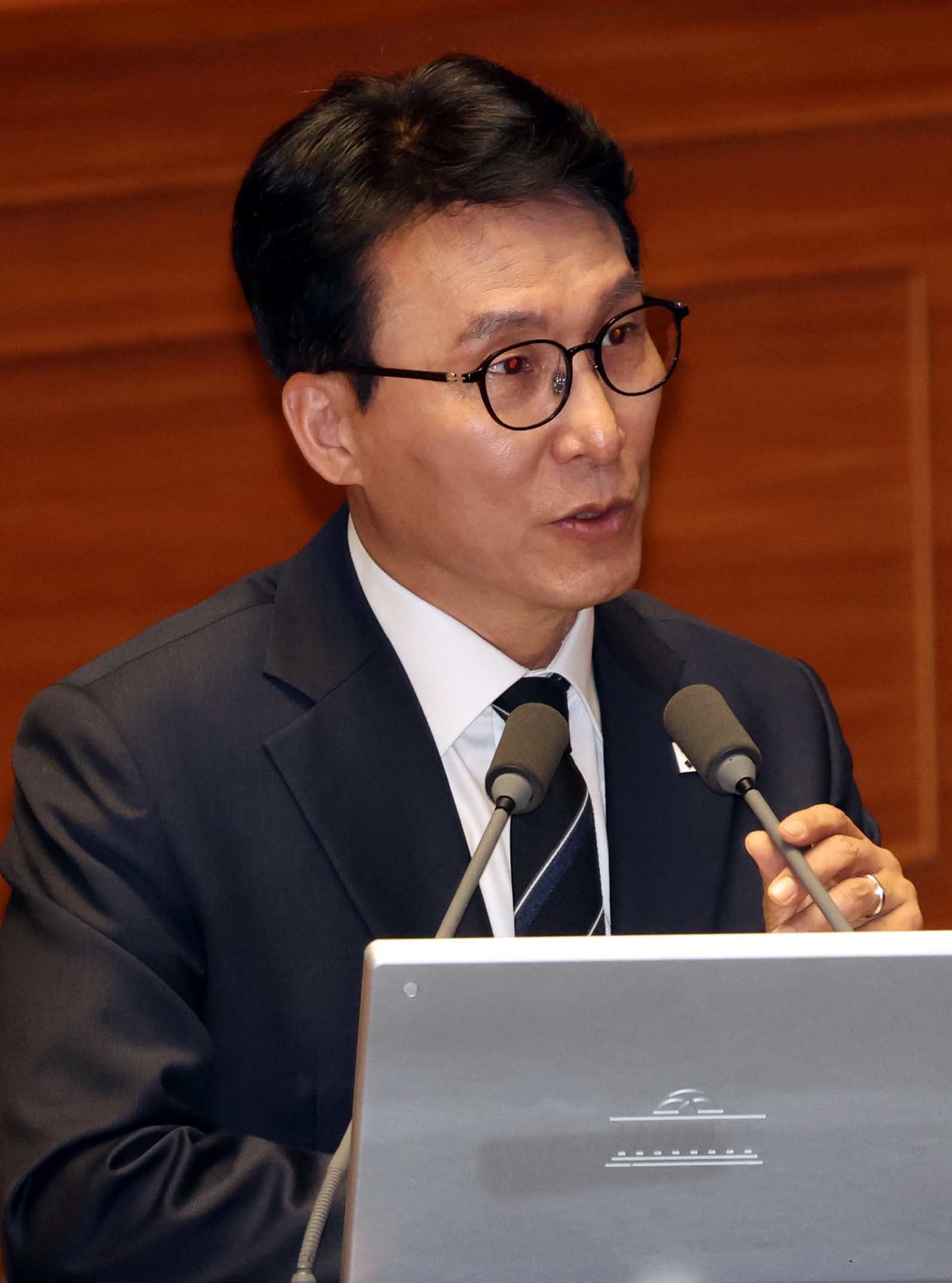 김민석 국무총리가 3일 오후 서울 여의도 국회 본회의장에서 열린 제434회국회(임시회) 제1차 본회의 정치·외교·통일·안보에 관한 질문에서 주호영 국민의힘 의원 질의에 답변하고 있다.2026.04.03. 뉴시스