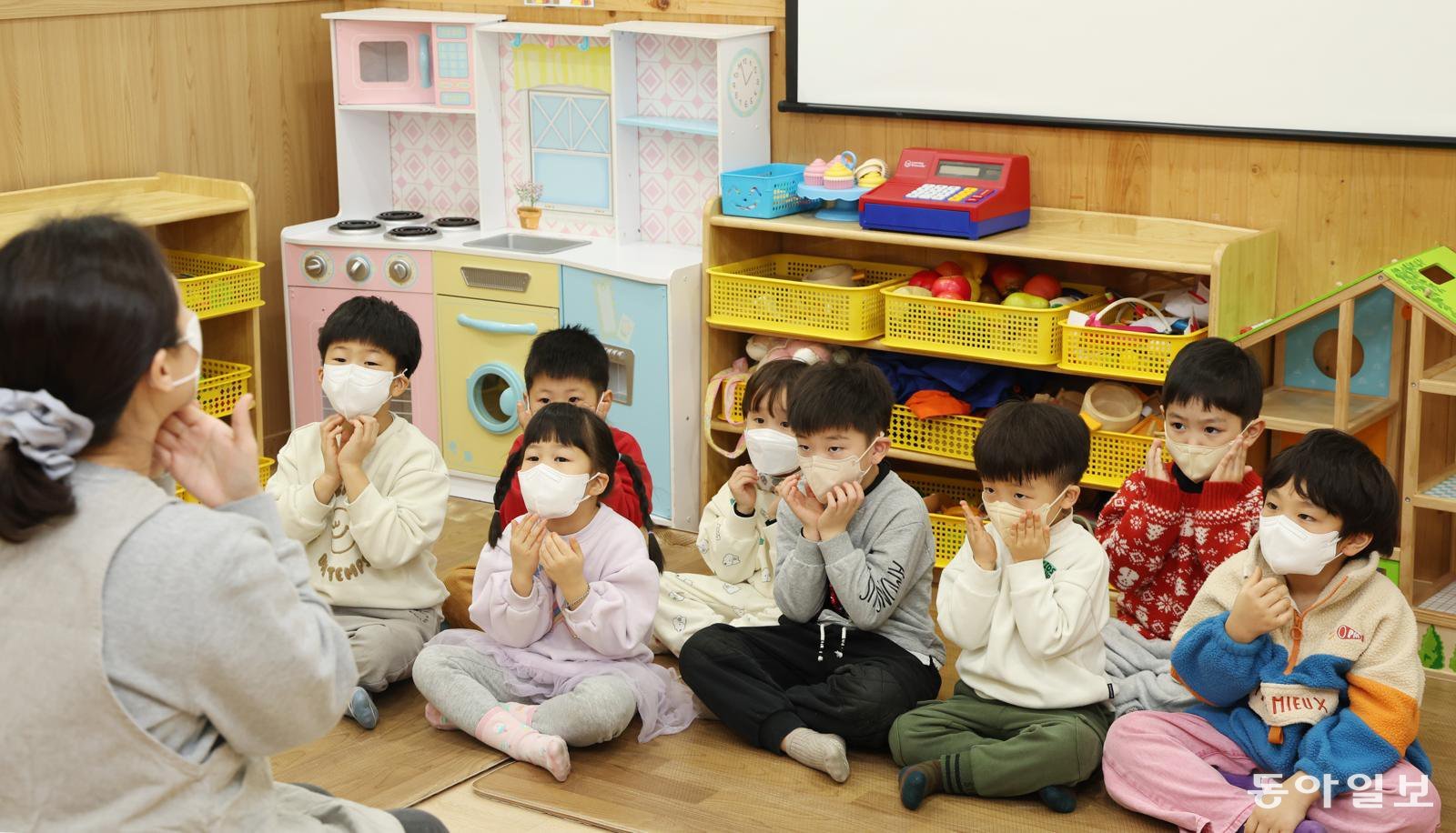 기후 위기의 위험성은 생각보다 더 가까이 있다. 호흡기 질환을 가진 아이들이 증가하는 것이 대표적이다. 서울 노원구청 어린이집에서 원생들이 KF94 마스크를 착용하는 방법을 배우고 있다. 신원건 기자 laputa@donga.com