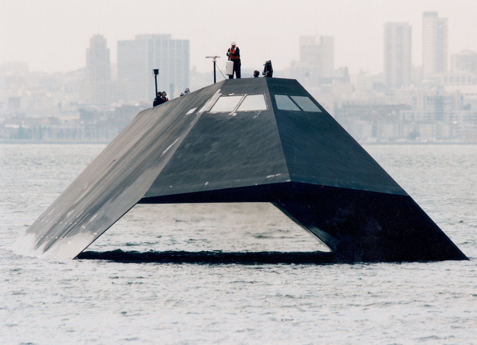 미국 록히드마틴이 개발한 스텔스 함정 ‘시 섀도(Sea Shadow)’. 이 회사가 1970년대 개발한 스텔스 폭격기 F-117의 설계 노하우를 적용해 만든 배다. 록히드마틴 제공