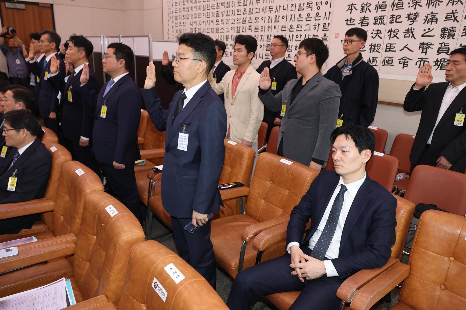 증인석 그대로 앉아…
쌍방울 불법 대북송금 의혹 사건을 수사했던 박상용 검사가 3일 오후 서울 여의도 국회에서 열린 윤석열 정권 검찰의 조작기소 국정조사 특별위원회에 출석해 증인석에 앉아 선서를 거부하고 있다. 사진공동취재단
