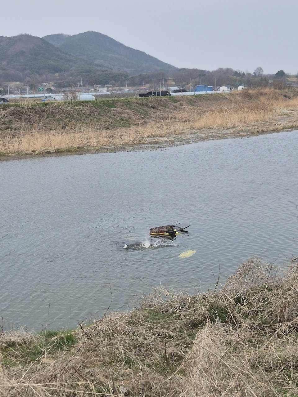 충남 청양서 승용차 하천에 빠져