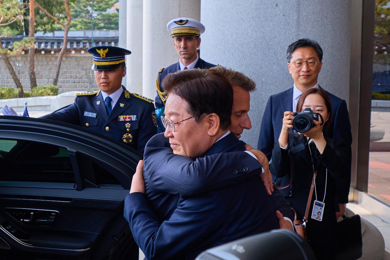 이재명 대통령과 에마뉘엘 마크롱 프랑스 대통령이 3일 청와대 영빈관에서 국빈 오찬을 마친 뒤 포옹하고 있다. 2026.4.3 청와대 제공