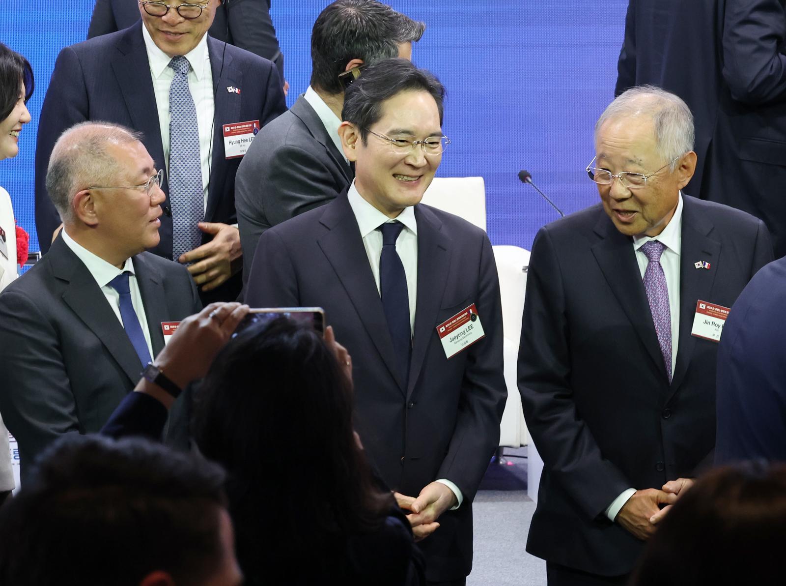 이재용 삼성전자 회장과 정의선 현대자동차그룹 회장 등 주요 경제계 인사들이 3일 서울 여의도 FKI 컨퍼런스센터에서 열린 한-프랑스 경제계 미래대화 폐회식에서 기념촬영을 하기 위해 자리하고 있다. 2026.4.3  사진공동취재단