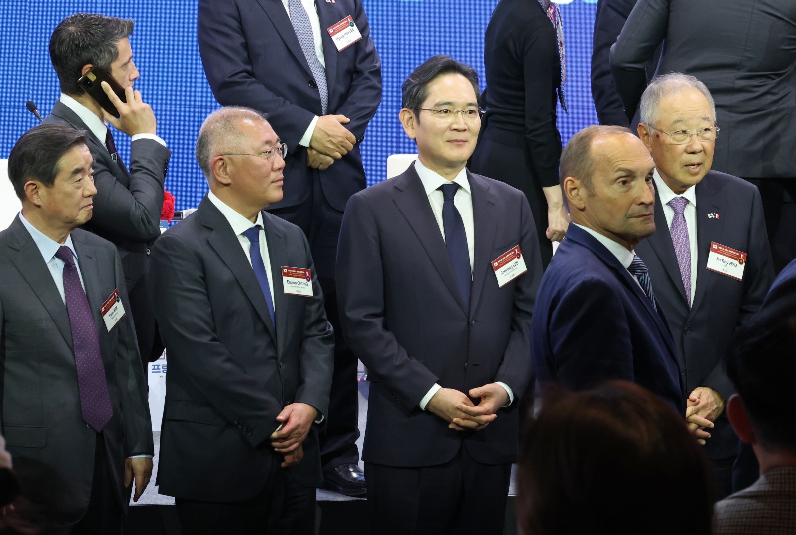 정의선(왼쪽 두번째부터) 현대자동차그룹 회장과 이재용 삼성전자 회장이 3일 서울 여의도 FKI 컨퍼런스센터에서 열린 한-프랑스 경제계 미래대화 폐회식에서 기념촬영을 하기 위해 자리하고 있다. 2026.04.03 청사사진기자단