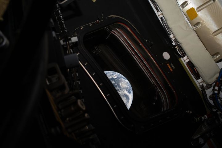 NASA 우주비행사이자 아르테미스 2호 사령관인 리드 와이즈먼이 2026년 4월 2일 달관 사출 연소를 완료한 후 오리온 우주선 창문에서 촬영한 지구의 모습. 사진=NASA