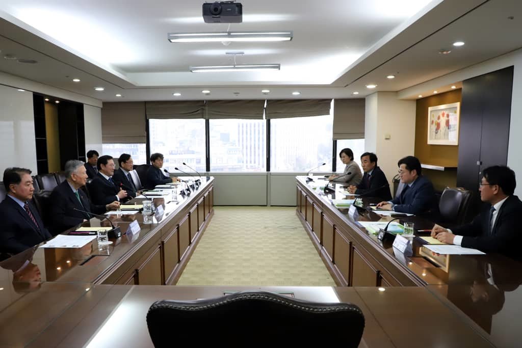 노인회 “출퇴근 시간 무임승차 제한 우려” 홍익표 “계획 없다”