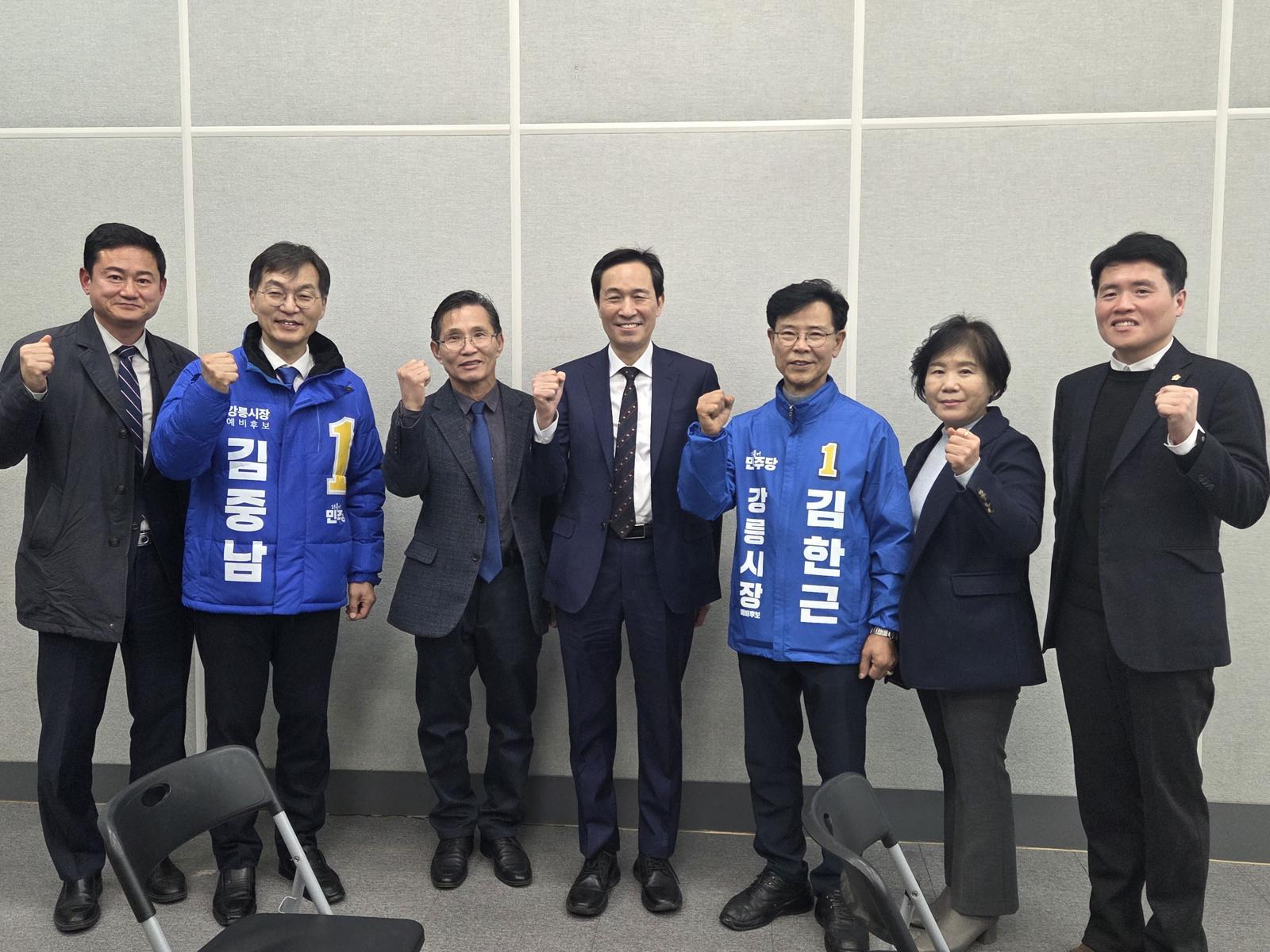 우상호 전 청와대 정무수석의 강원 강릉 일정에 함께한  김중남(사진 왼쪽 두번째), 김한근(사진 오른쪽 세번째) 강릉시장 예비후보.(김한근 예비후보 캠프 제공, 재판매 및 DB 금지)