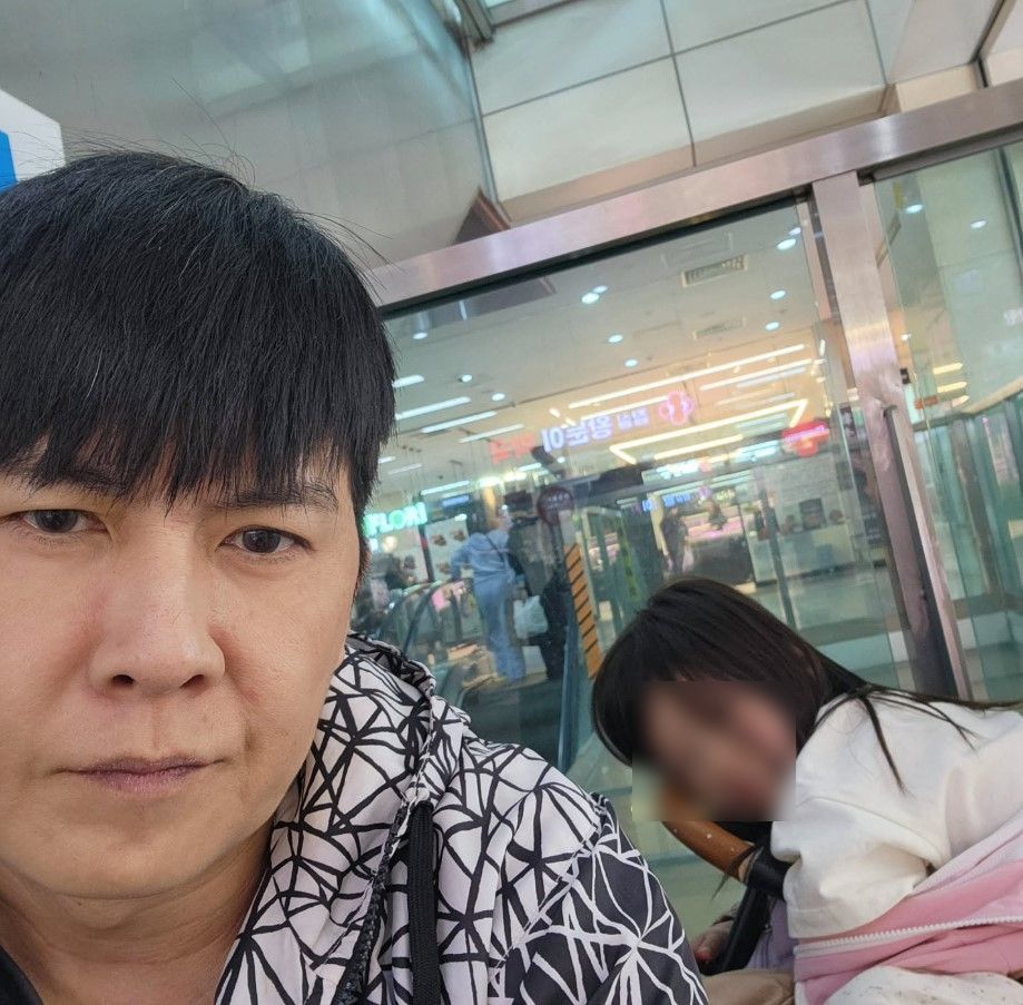 홍경민 “사는 게 힘들어”…1인 시위 딸에 진땀