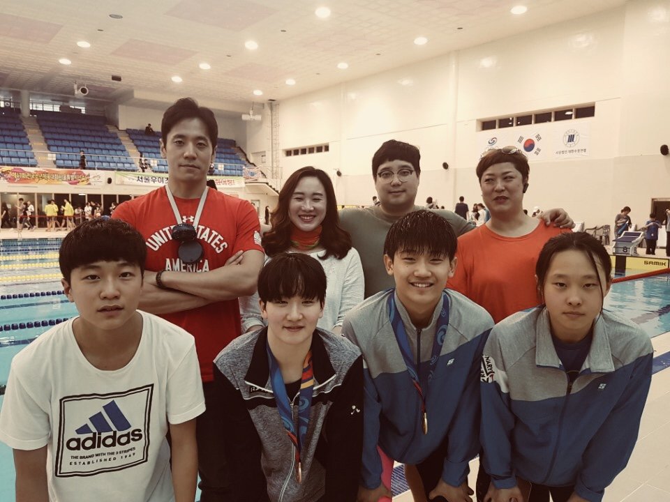 한규철(윗줄 왼쪽)이 제자들과 기념 사진을 찍었다.                  한규철 제공