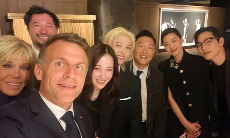 마크롱, 전지현·필릭스 등과 ‘화기애애’ 셀카 공개