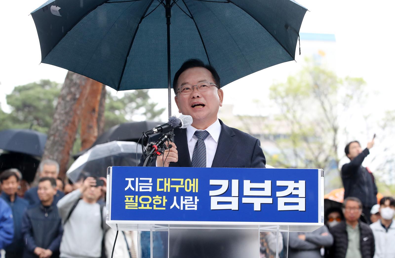 김부겸 전 국무총리가 지난 3월 30일 오후 대구 중구 2·28기념중앙공원에서 6·3지방선거 대구시장 출마를 선언하고 있다. 2026.3.30  뉴스1