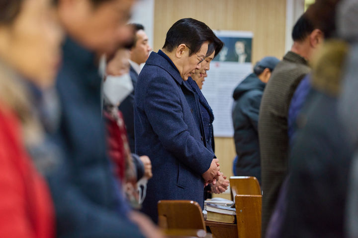 이재명 대통령과 김혜경 여사가 인천 계양구 해인교회에서 열린 성탄예배에 참석해 기도하고 있다. 뉴시스.
